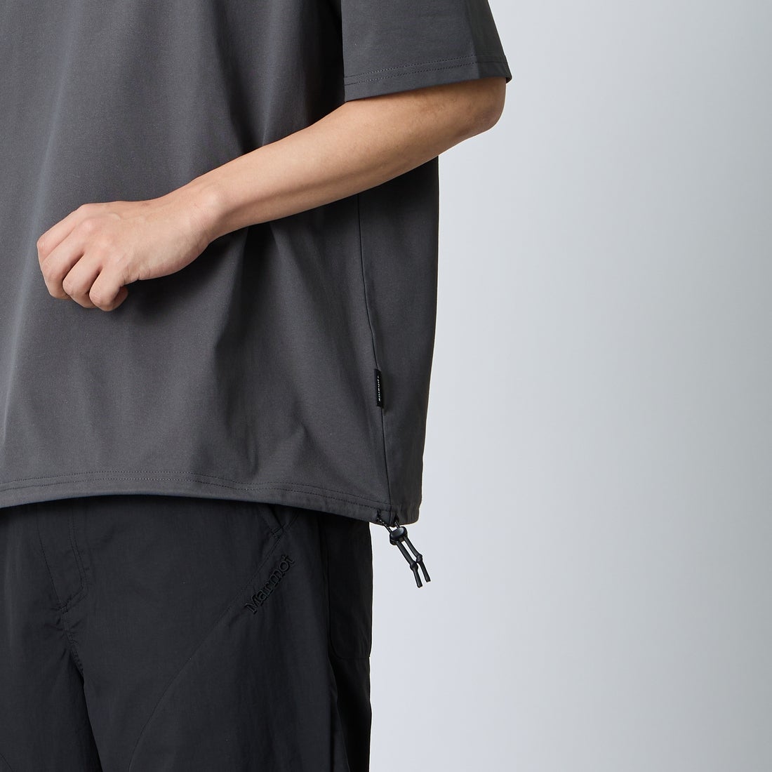 +phenix [プラスフェニックス] 別注 ワンポイント刺繍ロゴ ドローコードTシャツ [POT-26013IN-JF] CHARCOAL &&モデル身長：179cm 着用サイズ：L&&