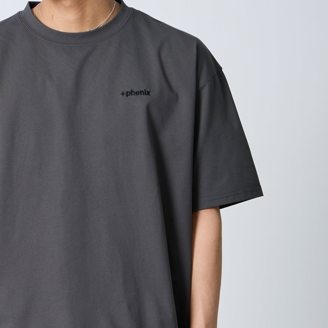 +phenix [プラスフェニックス] 別注 ワンポイント刺繍ロゴ ドローコードTシャツ [POT-26013IN-JF] CHARCOAL &&モデル身長：179cm 着用サイズ：L&&