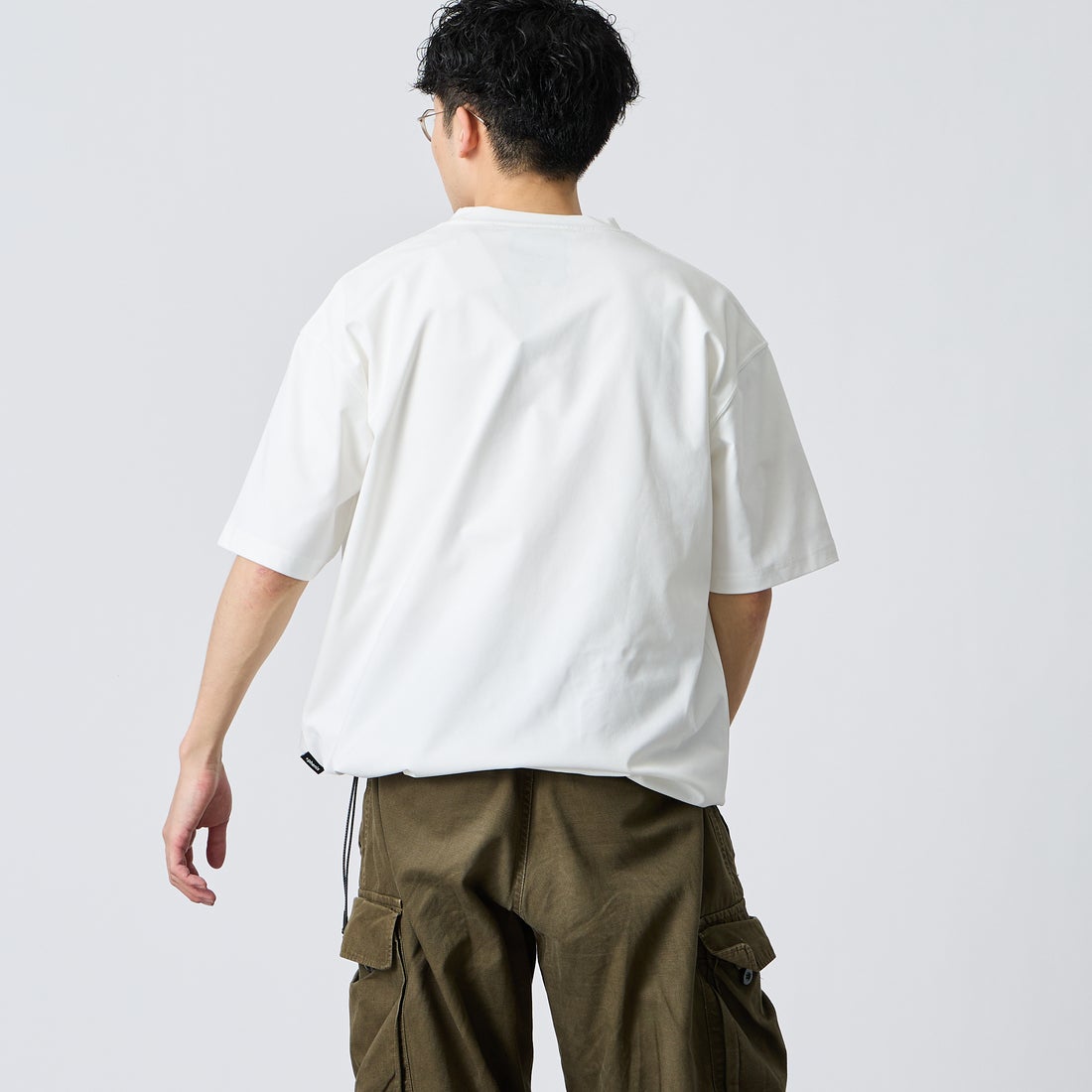 +phenix [プラスフェニックス] 別注 ワンポイント刺繍ロゴ ドローコードTシャツ [POT-26013IN-JF] WHITE &&モデル身長：168cm 着用サイズ：M&&