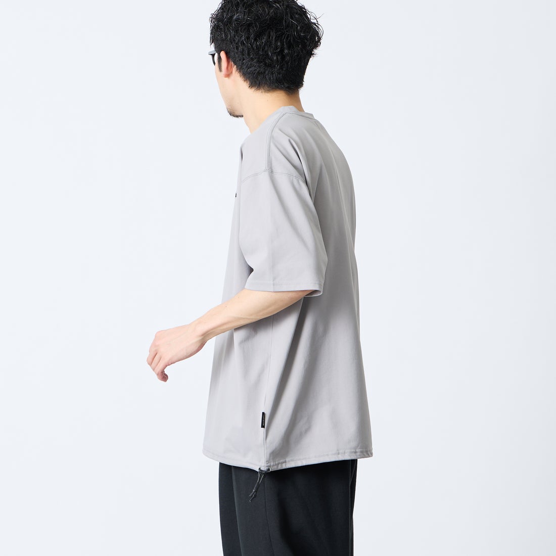 +phenix [プラスフェニックス] 別注 ワンポイント刺繍ロゴ ドローコードTシャツ [POT-26013IN-JF] GREY &&モデル身長：168cm 着用サイズ：L&&
