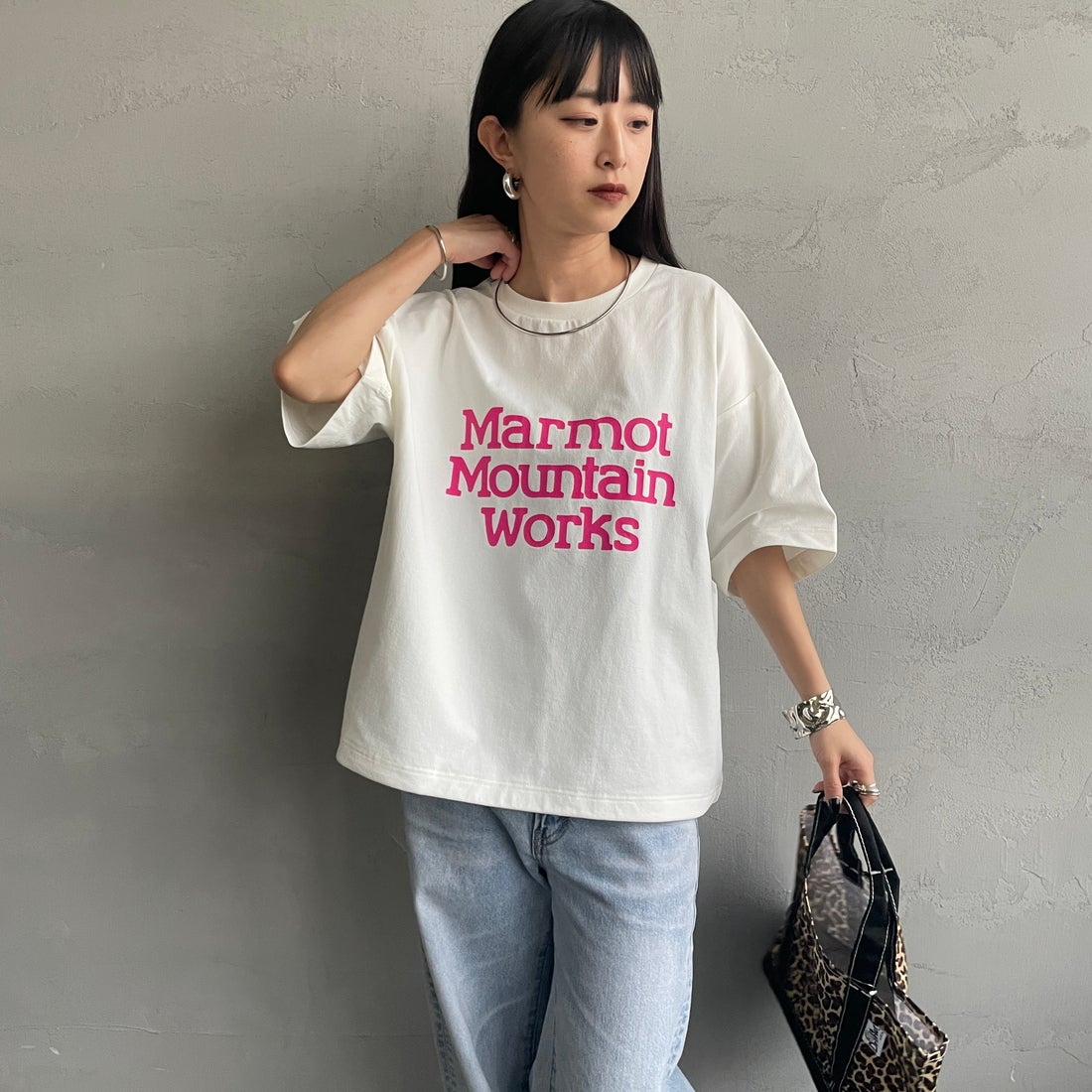 Marmot [マーモット] 別注 ドローコード付き クロップド プリントTシャツ [MTSS26WST366IN-JF] WHITE &&モデル身長：150cm 着用サイズ：S&&