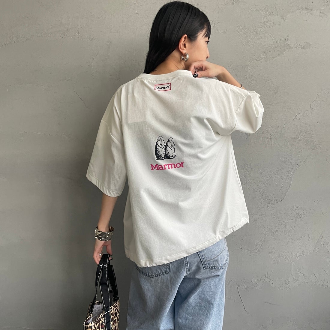 Marmot [マーモット] 別注 ドローコード付き クロップド プリントTシャツ [MTSS26WST366IN-JF] WHITE &&モデル身長：150cm 着用サイズ：S&&