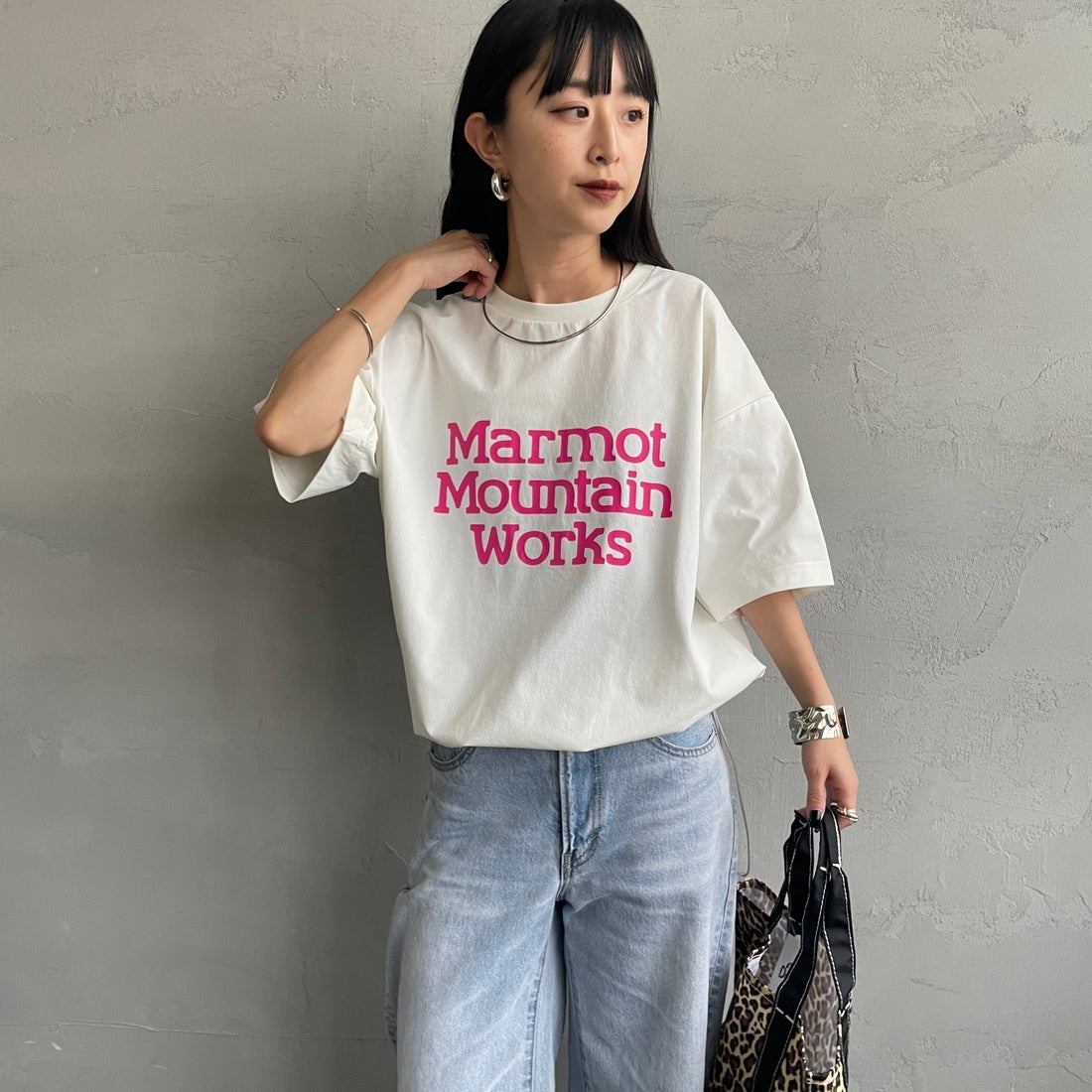 Marmot [マーモット] 別注 ドローコード付き クロップド プリントTシャツ [MTSS26WST366IN-JF] WHITE &&モデル身長：150cm 着用サイズ：S&&