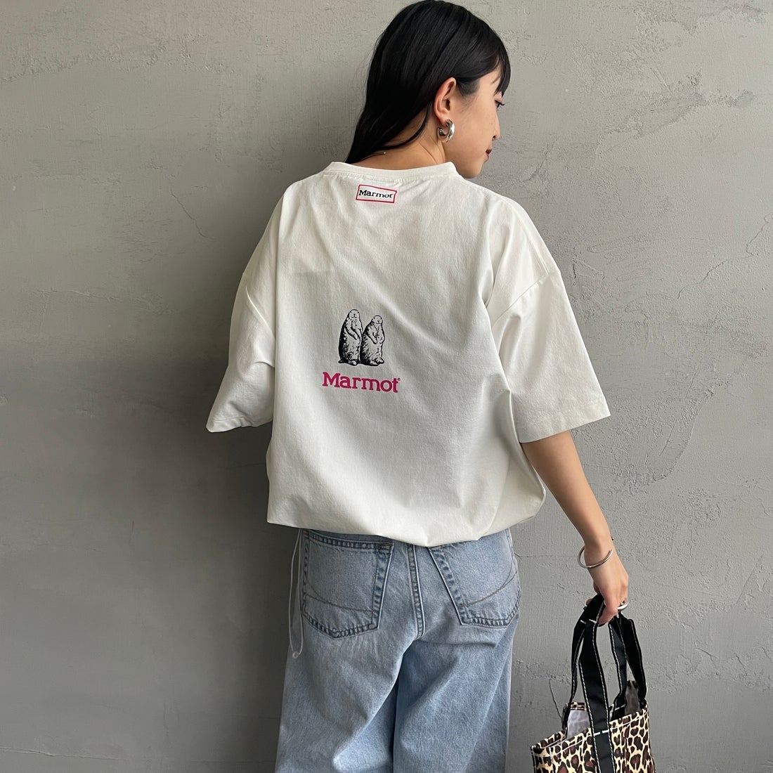 Marmot [マーモット] 別注 ドローコード付き クロップド プリントTシャツ [MTSS26WST366IN-JF] WHITE &&モデル身長：150cm 着用サイズ：S&&