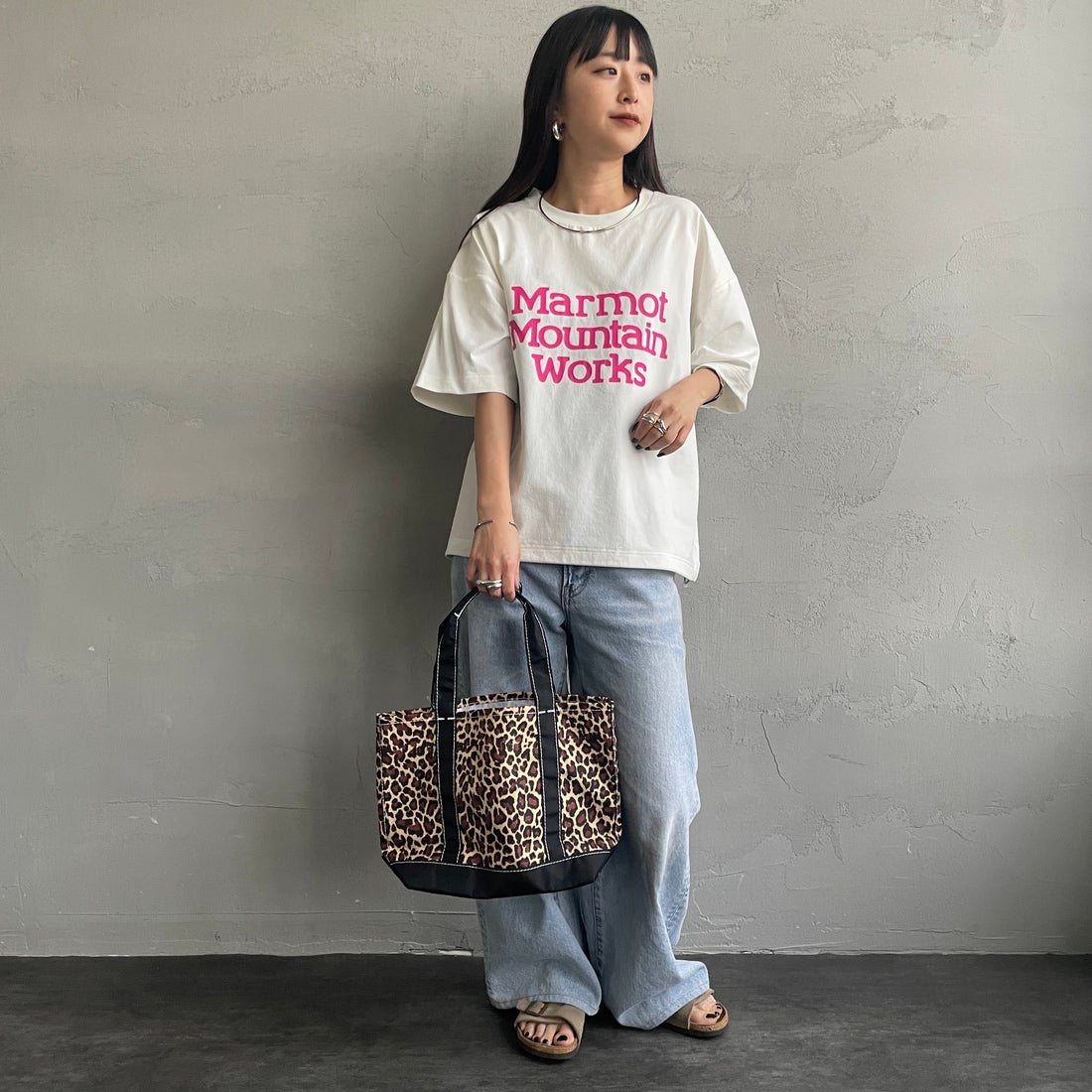 Marmot [マーモット] 別注 ドローコード付き クロップド プリントTシャツ [MTSS26WST366IN-JF] WHITE &&モデル身長：150cm 着用サイズ：S&&