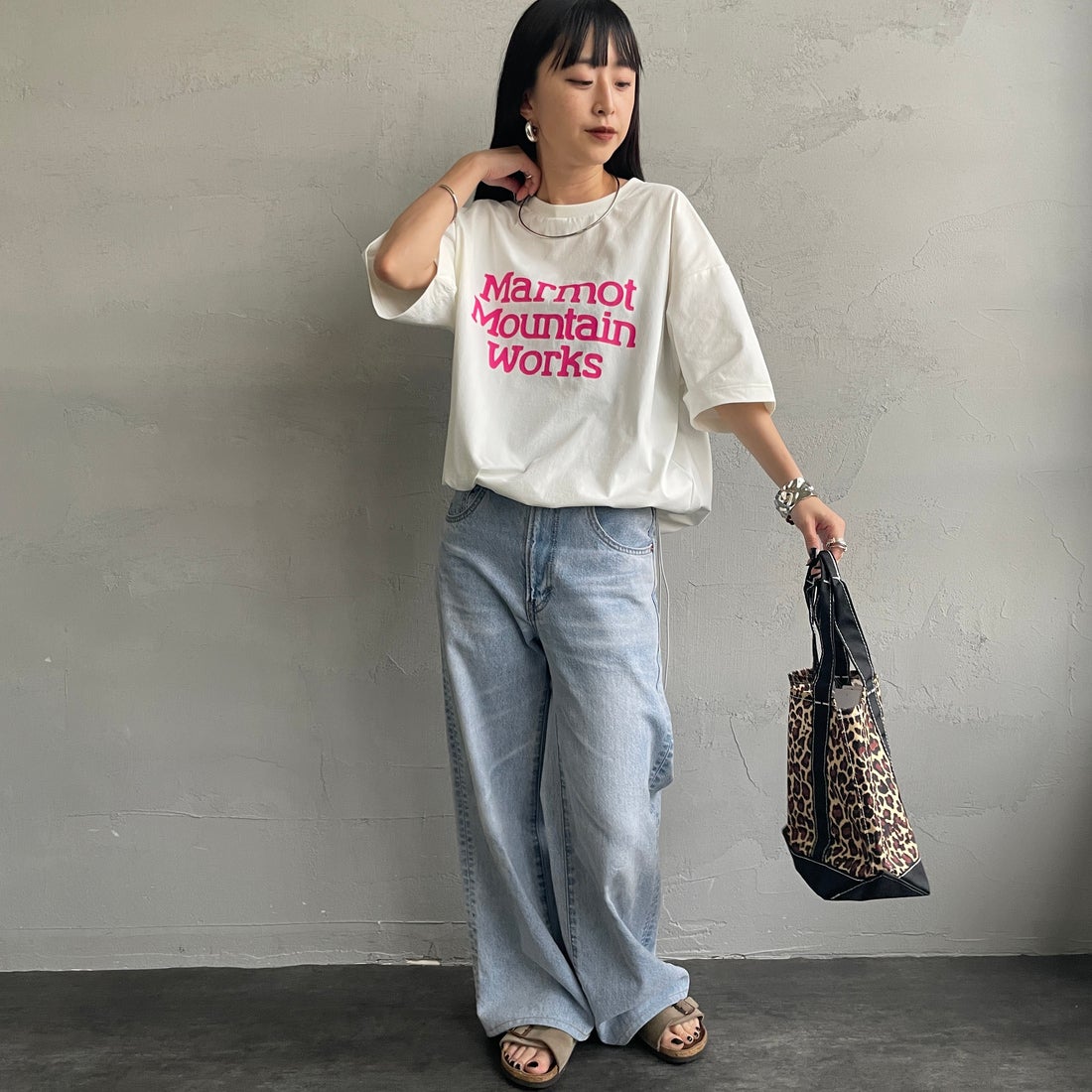 Marmot [マーモット] 別注 ドローコード付き クロップド プリントTシャツ [MTSS26WST366IN-JF] WHITE &&モデル身長：150cm 着用サイズ：S&&