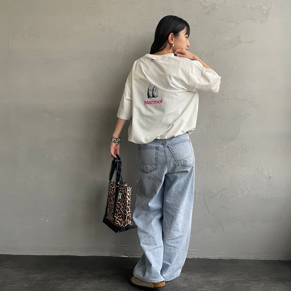 Marmot [マーモット] 別注 ドローコード付き クロップド プリントTシャツ [MTSS26WST366IN-JF] WHITE &&モデル身長：150cm 着用サイズ：S&&