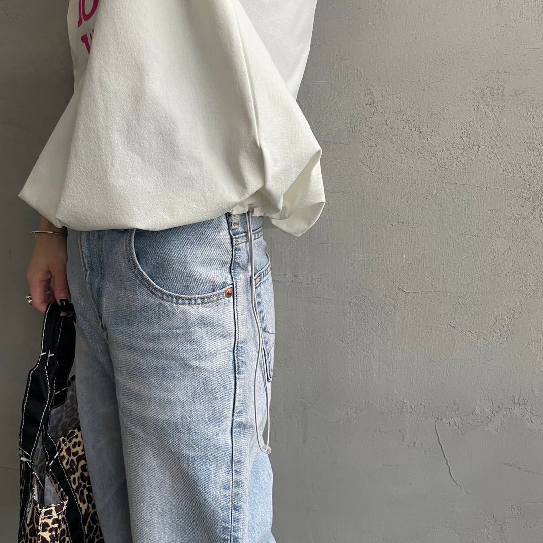 Marmot [マーモット] 別注 ドローコード付き クロップド プリントTシャツ [MTSS26WST366IN-JF] WHITE &&モデル身長：150cm 着用サイズ：S&&