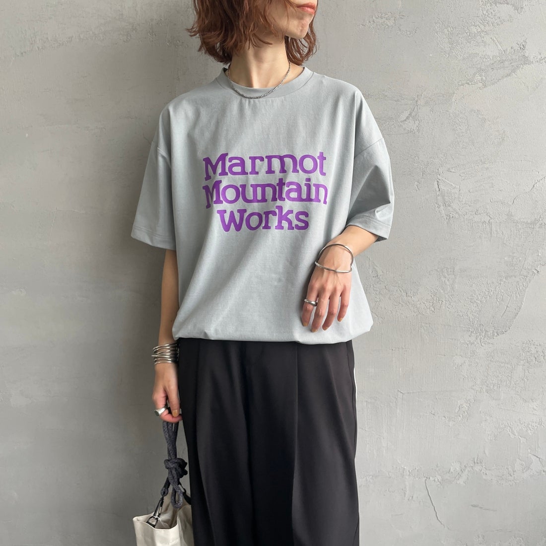 Marmot [マーモット] 別注 ドローコード付き クロップド プリントTシャツ [MTSS26WST366IN-JF] GRAY &&モデル身長：158cm 着用サイズ：S&&