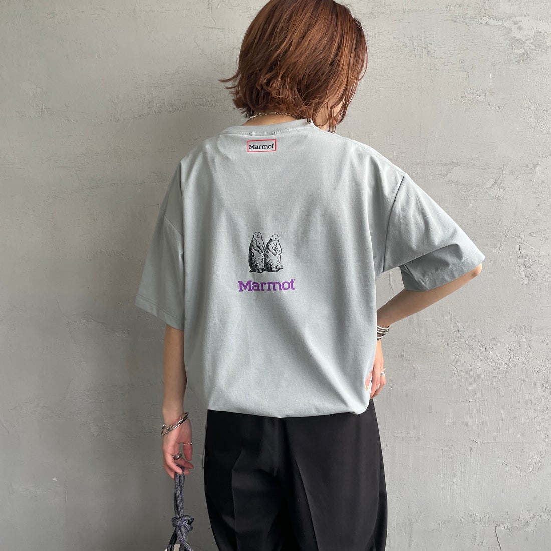 Marmot [マーモット] 別注 ドローコード付き クロップド プリントTシャツ [MTSS26WST366IN-JF] GRAY &&モデル身長：158cm 着用サイズ：S&&