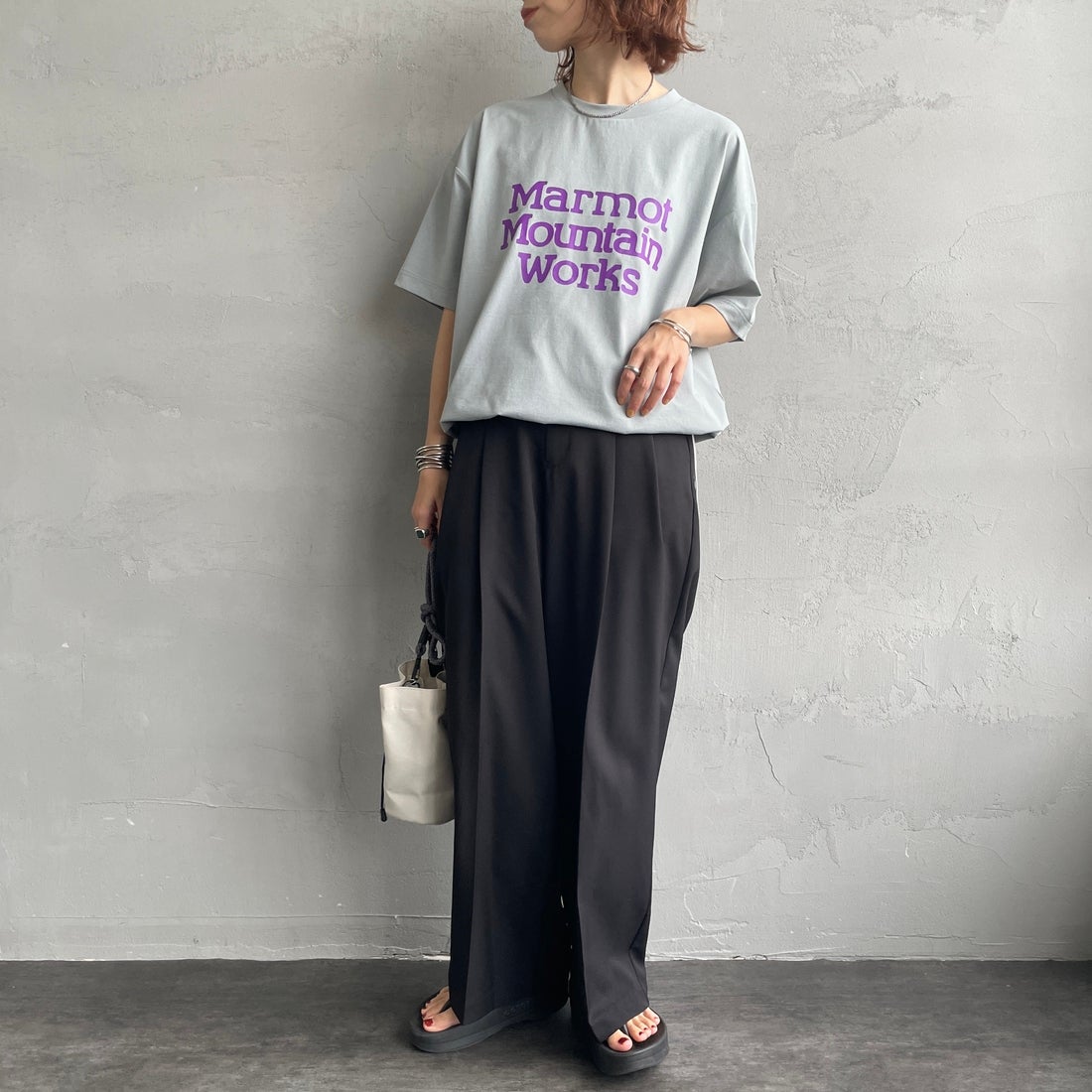 Marmot [マーモット] 別注 ドローコード付き クロップド プリントTシャツ [MTSS26WST366IN-JF] GRAY &&モデル身長：158cm 着用サイズ：S&&