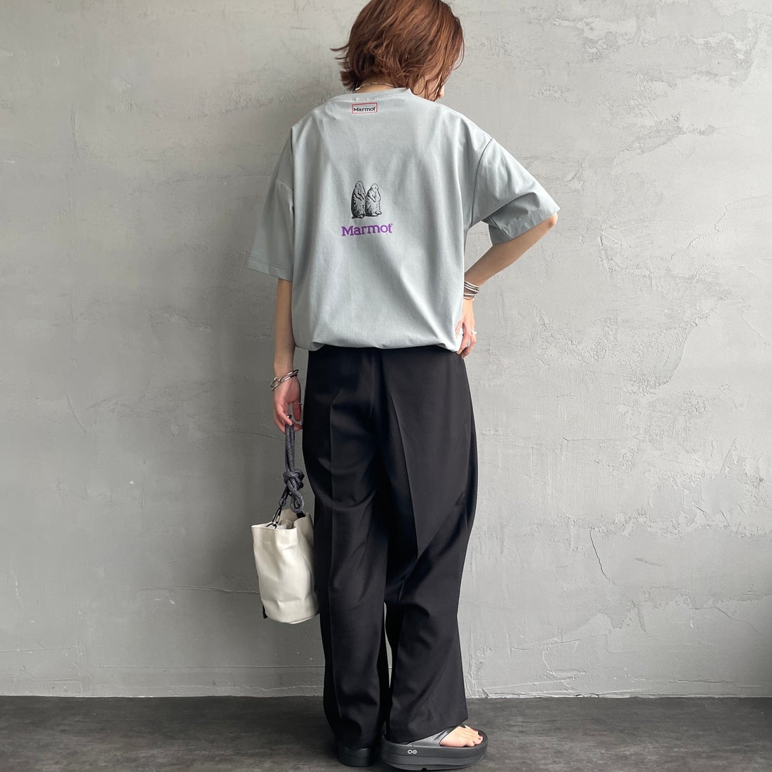 Marmot [マーモット] 別注 ドローコード付き クロップド プリントTシャツ [MTSS26WST366IN-JF] GRAY &&モデル身長：158cm 着用サイズ：S&&