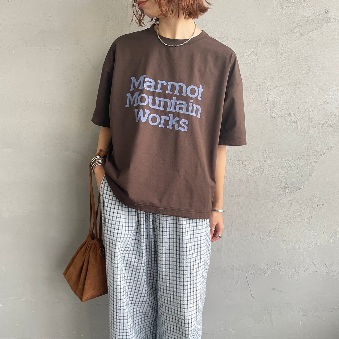 Marmot [マーモット] 別注 ドローコード付き クロップド プリントTシャツ [MTSS26WST366IN-JF] BROWN &&モデル身長：158cm 着用サイズ：S&&