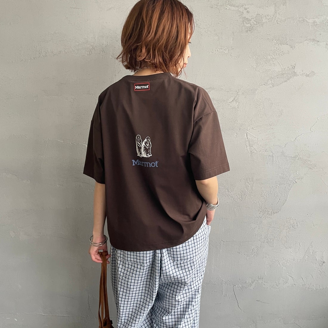 Marmot [マーモット] 別注 ドローコード付き クロップド プリントTシャツ [MTSS26WST366IN-JF] BROWN &&モデル身長：158cm 着用サイズ：S&&