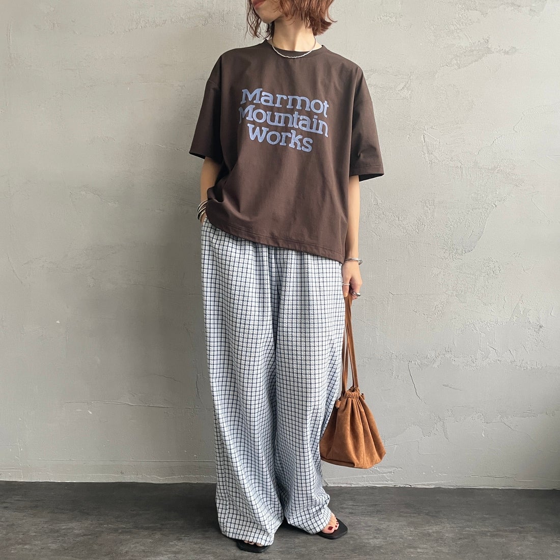 Marmot [マーモット] 別注 ドローコード付き クロップド プリントTシャツ [MTSS26WST366IN-JF] BROWN &&モデル身長：158cm 着用サイズ：S&&