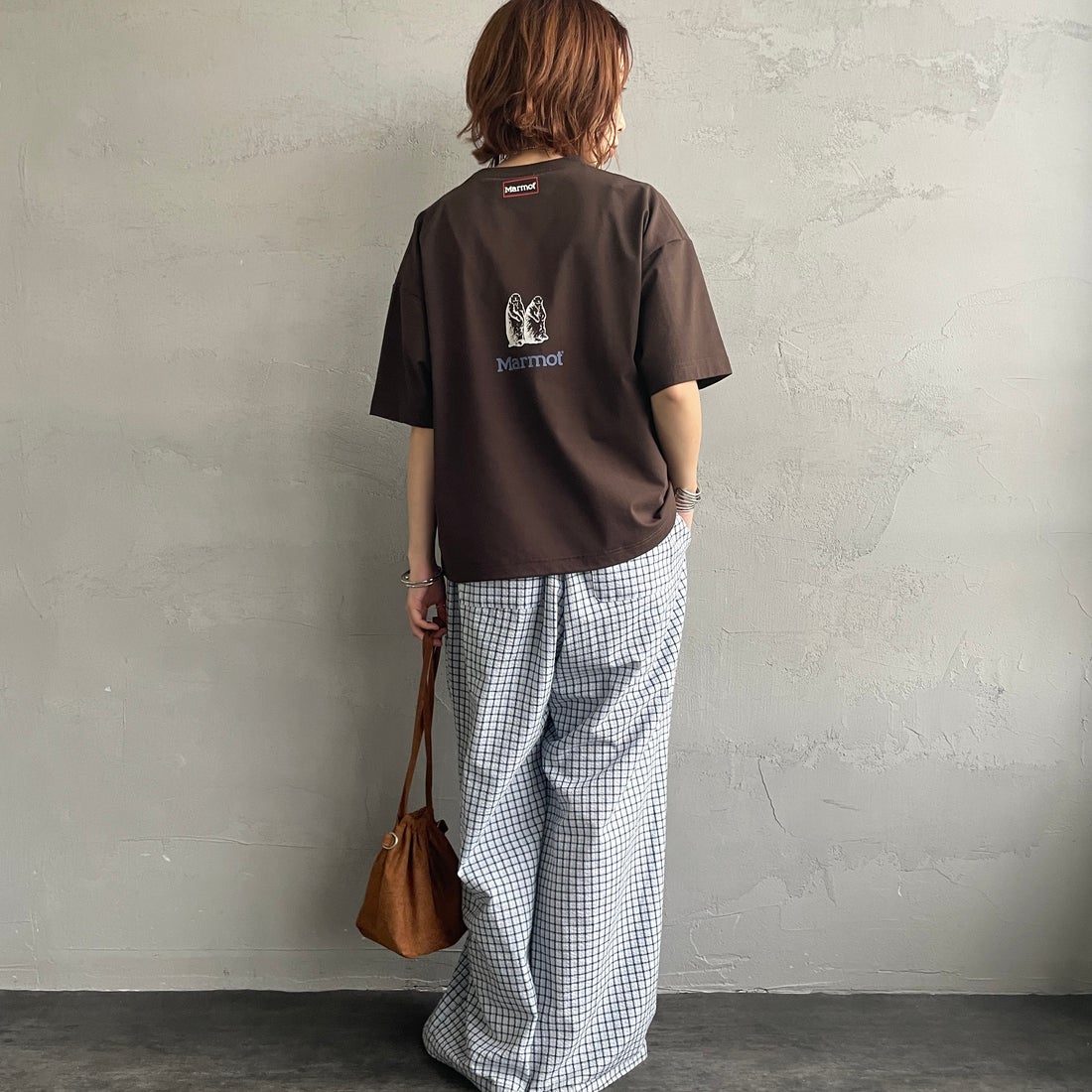 Marmot [マーモット] 別注 ドローコード付き クロップド プリントTシャツ [MTSS26WST366IN-JF] BROWN &&モデル身長：158cm 着用サイズ：S&&