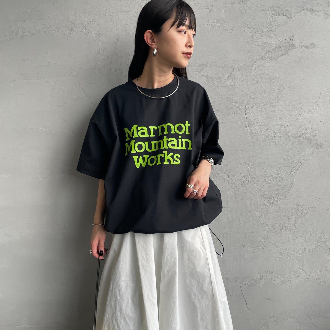 Marmot [マーモット] 別注 ドローコード付き クロップド プリントTシャツ [MTSS26WST366IN-JF] BLACK &&モデル身長：150cm 着用サイズ：S&&