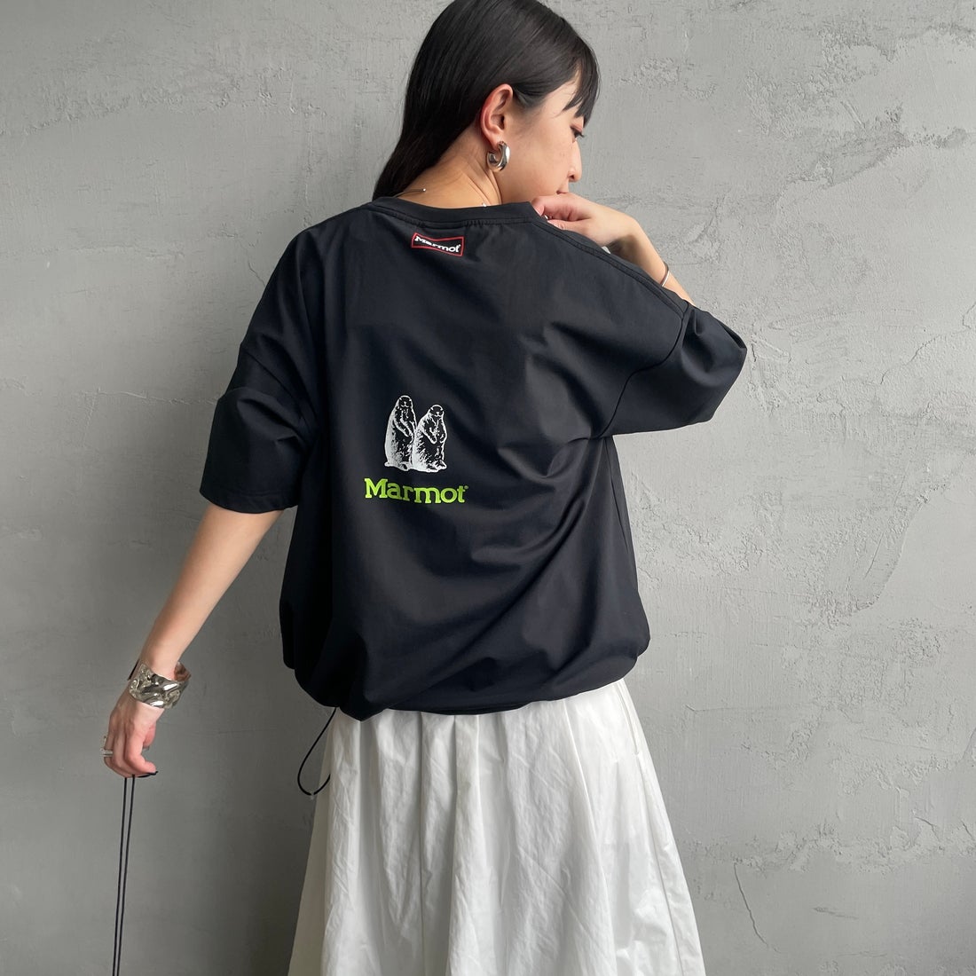 Marmot [マーモット] 別注 ドローコード付き クロップド プリントTシャツ [MTSS26WST366IN-JF] BLACK &&モデル身長：150cm 着用サイズ：S&&