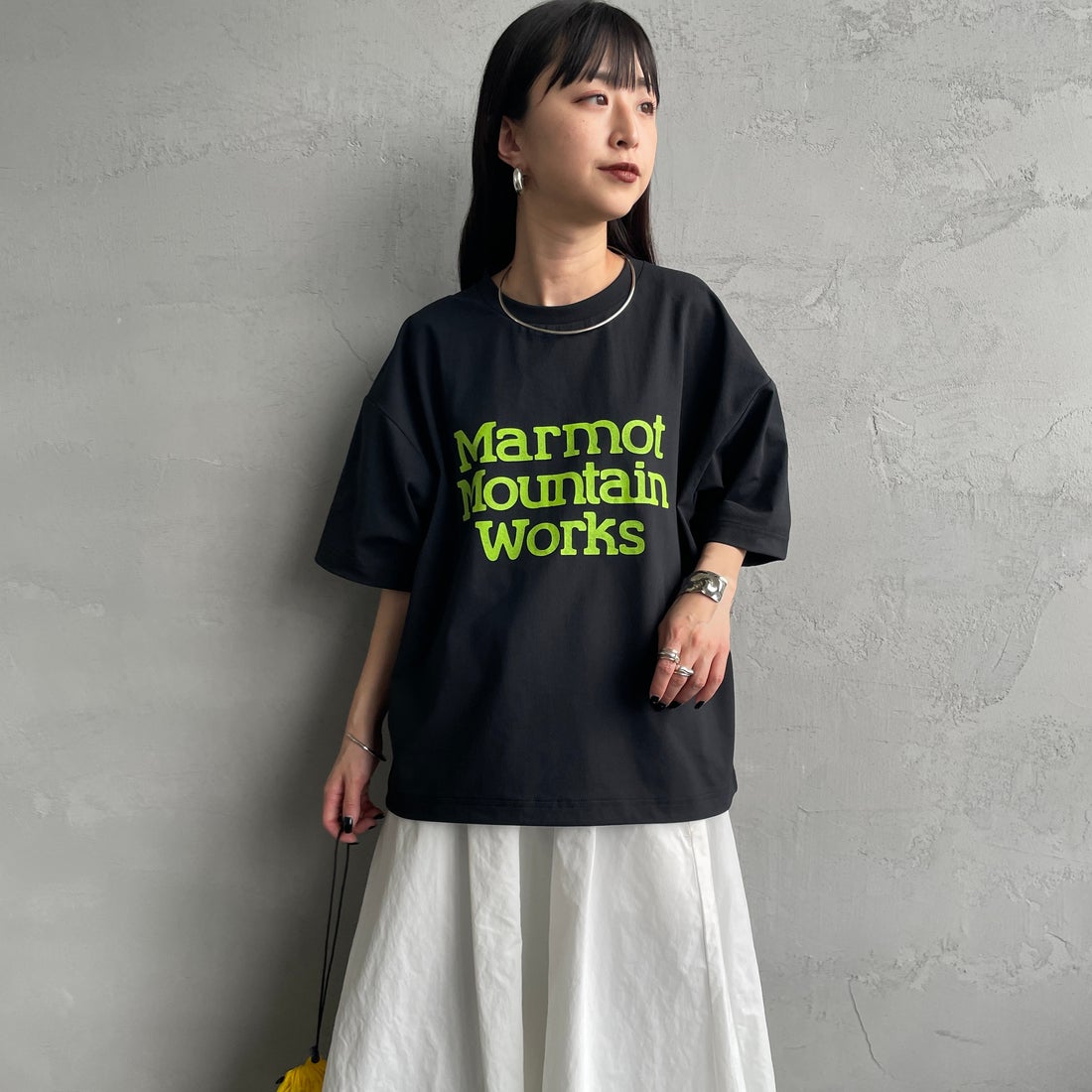 Marmot [マーモット] 別注 ドローコード付き クロップド プリントTシャツ [MTSS26WST366IN-JF] BLACK &&モデル身長：150cm 着用サイズ：S&&
