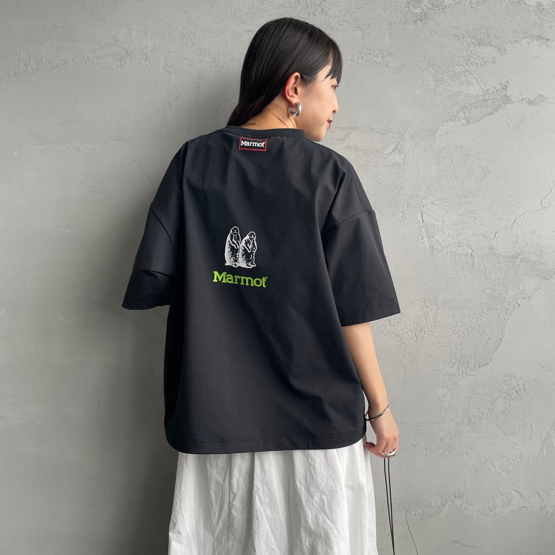 Marmot [マーモット] 別注 ドローコード付き クロップド プリントTシャツ [MTSS26WST366IN-JF] BLACK &&モデル身長：150cm 着用サイズ：S&&