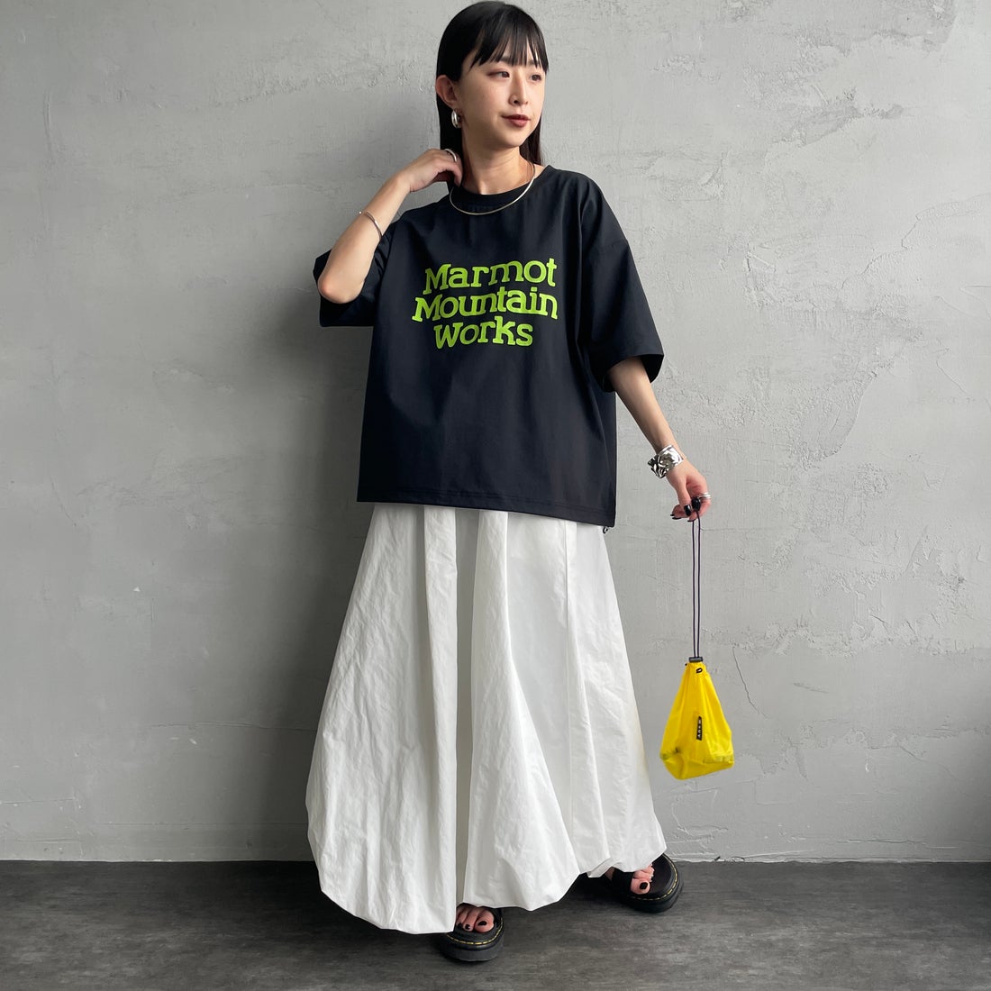 Marmot [マーモット] 別注 ドローコード付き クロップド プリントTシャツ [MTSS26WST366IN-JF] BLACK &&モデル身長：150cm 着用サイズ：S&&