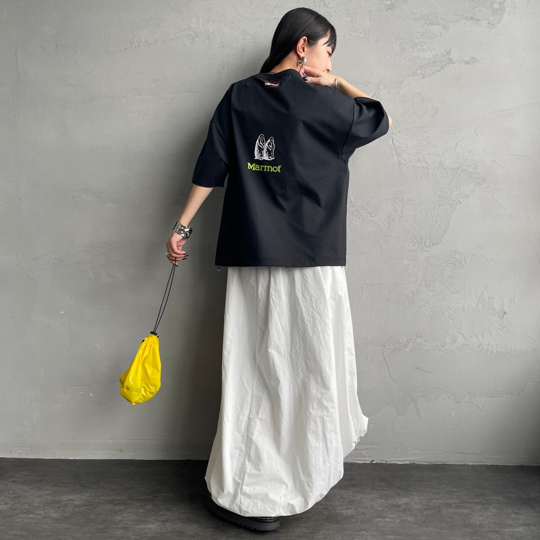 Marmot [マーモット] 別注 ドローコード付き クロップド プリントTシャツ [MTSS26WST366IN-JF] BLACK &&モデル身長：150cm 着用サイズ：S&&