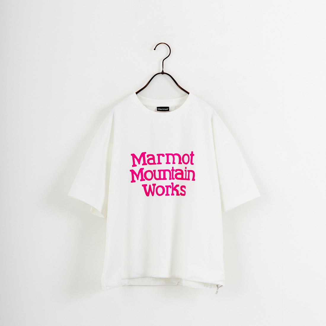 Marmot [マーモット] 別注 ドローコード付き クロップド プリントTシャツ [MTSS26WST366IN-JF] WHITE