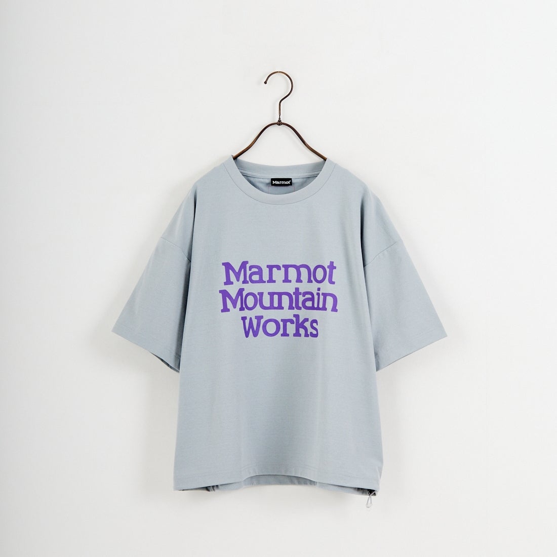 Marmot [マーモット] 別注 ドローコード付き クロップド プリントTシャツ [MTSS26WST366IN-JF] GRAY