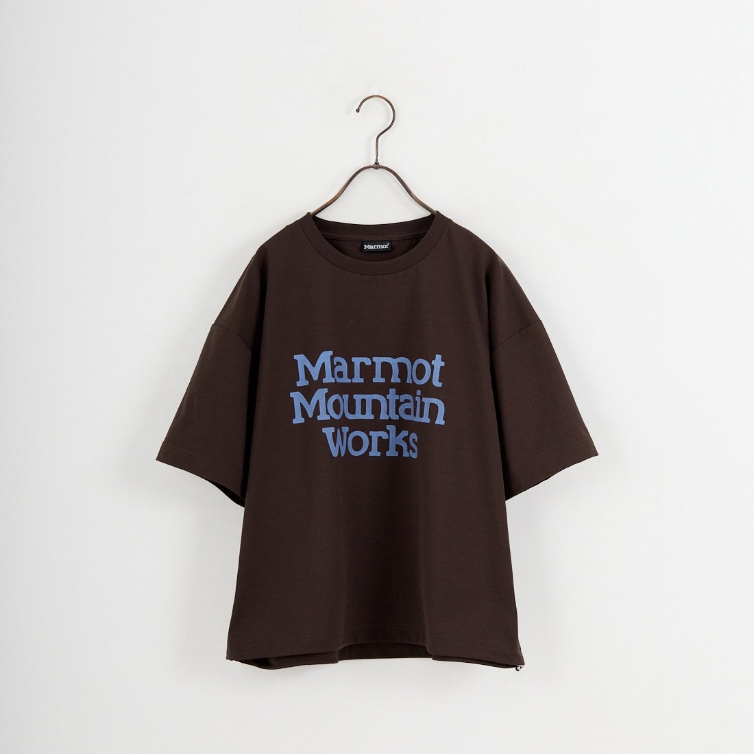 Marmot [マーモット] 別注 ドローコード付き クロップド プリントTシャツ [MTSS26WST366IN-JF] BROWN