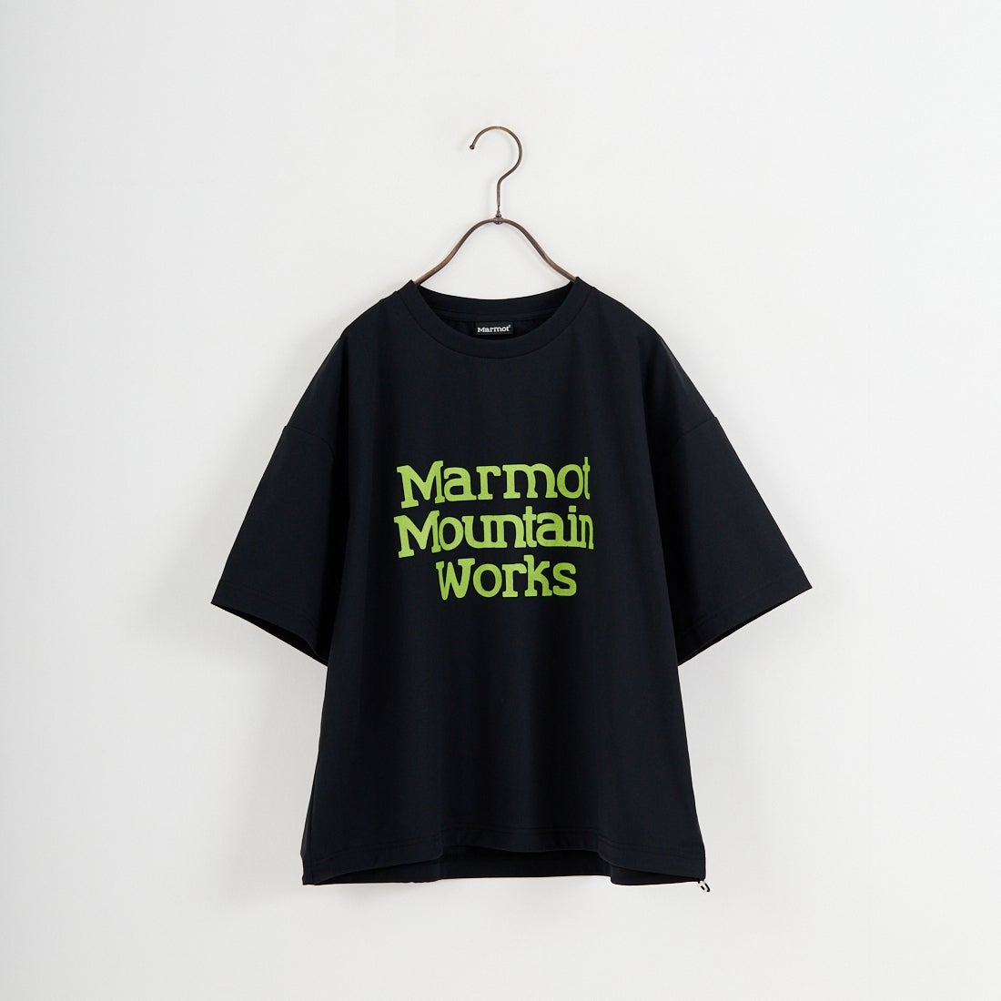 Marmot [マーモット] 別注 ドローコード付き クロップド プリントTシャツ [MTSS26WST366IN-JF] BLACK
