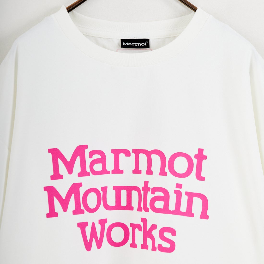 Marmot [マーモット] 別注 ドローコード付き クロップド プリントTシャツ [MTSS26WST366IN-JF] WHITE