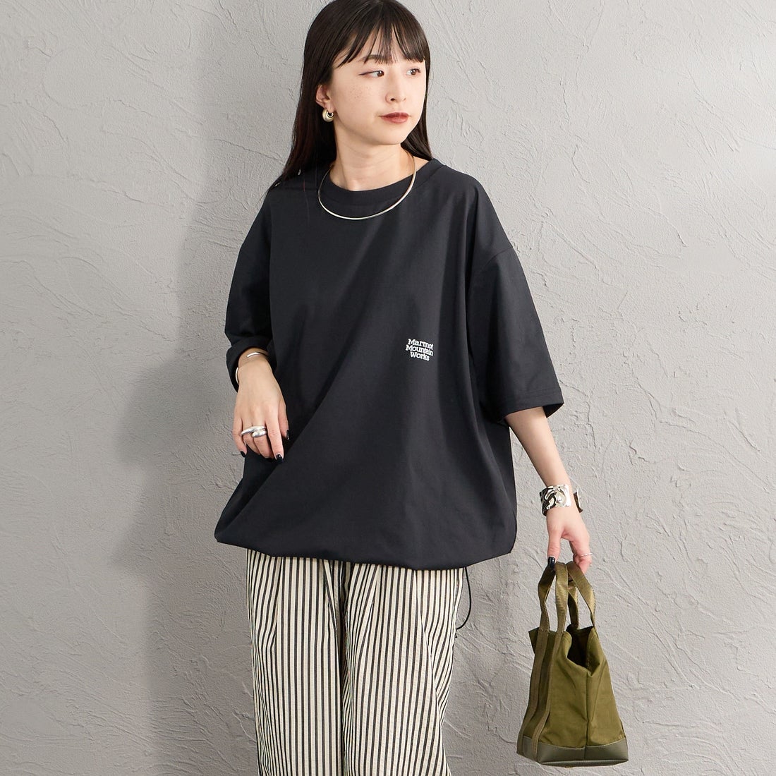 Marmot [マーモット] 別注 ドローコード付き バーティカルロゴ バックプリントTシャツ [MTSS26MST369IN-JF] BLACK &&モデル身長：150cm 着用サイズ：S&&