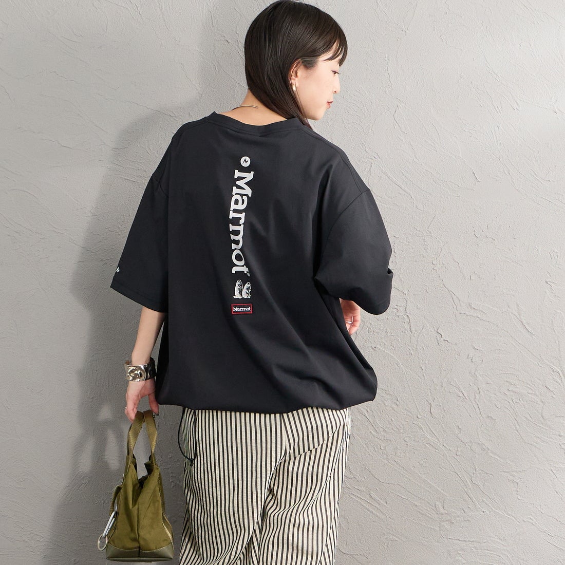 Marmot [マーモット] 別注 ドローコード付き バーティカルロゴ バックプリントTシャツ [MTSS26MST369IN-JF] BLACK &&モデル身長：150cm 着用サイズ：S&&