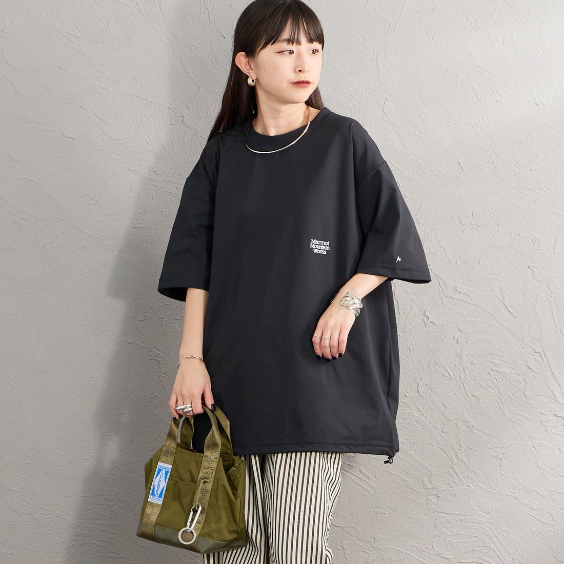 Marmot [マーモット] 別注 ドローコード付き バーティカルロゴ バックプリントTシャツ [MTSS26MST369IN-JF] BLACK &&モデル身長：150cm 着用サイズ：S&&