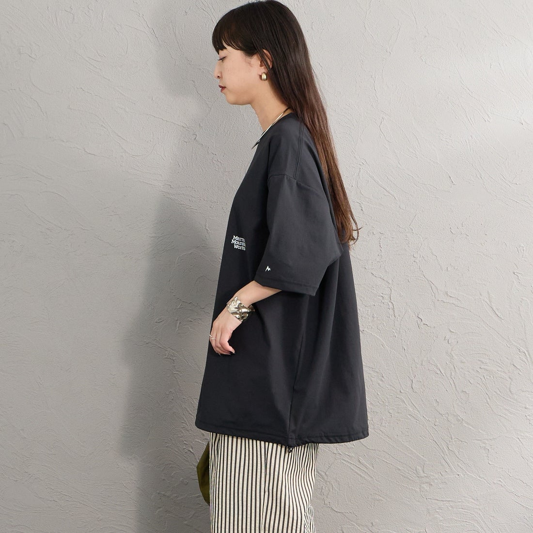Marmot [マーモット] 別注 ドローコード付き バーティカルロゴ バックプリントTシャツ [MTSS26MST369IN-JF] BLACK &&モデル身長：150cm 着用サイズ：S&&