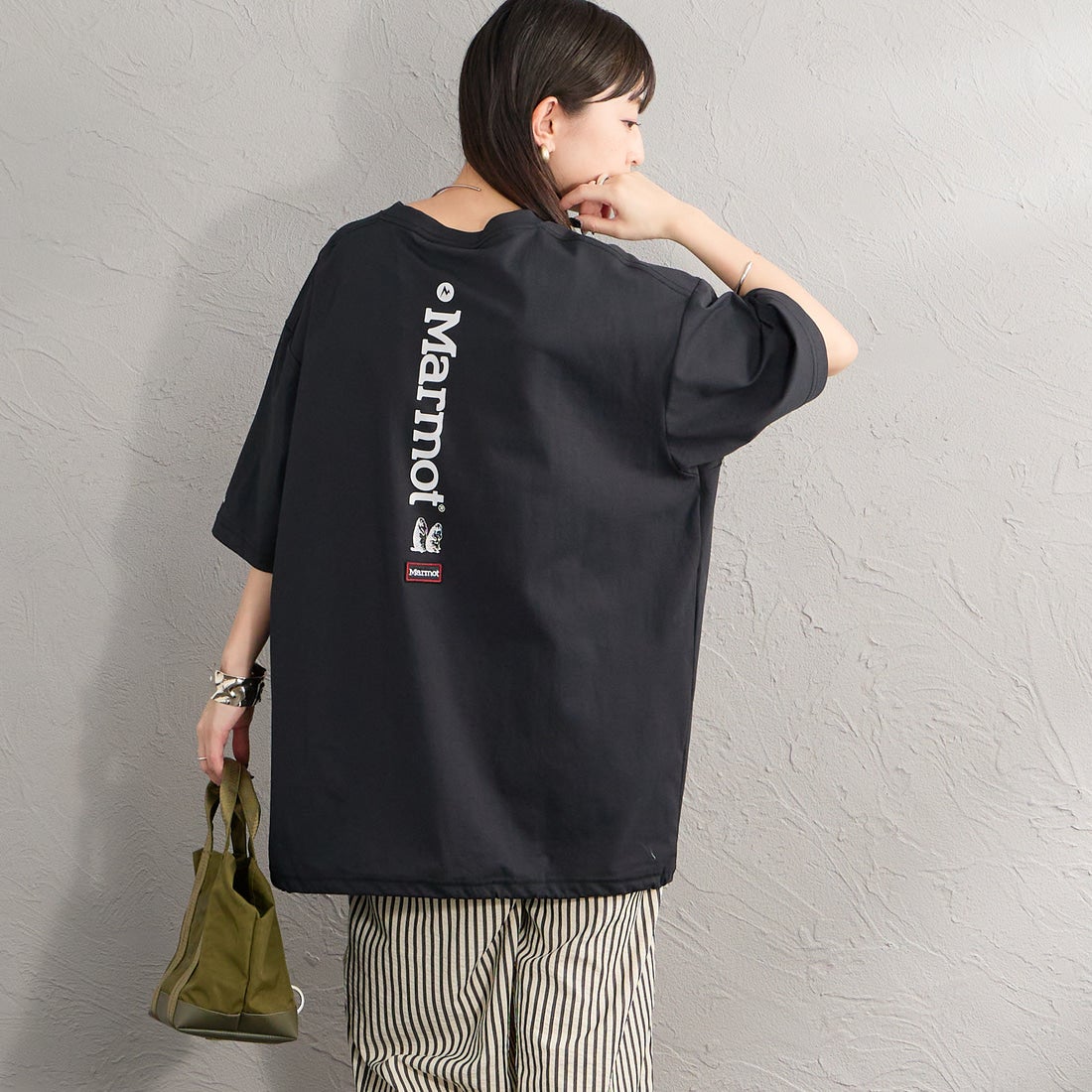 Marmot [マーモット] 別注 ドローコード付き バーティカルロゴ バックプリントTシャツ [MTSS26MST369IN-JF] BLACK &&モデル身長：150cm 着用サイズ：S&&