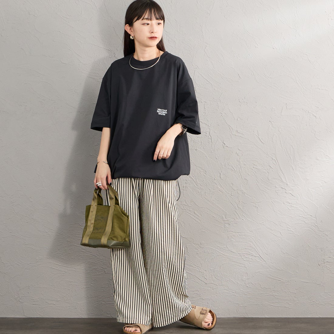 Marmot [マーモット] 別注 ドローコード付き バーティカルロゴ バックプリントTシャツ [MTSS26MST369IN-JF] BLACK &&モデル身長：150cm 着用サイズ：S&&