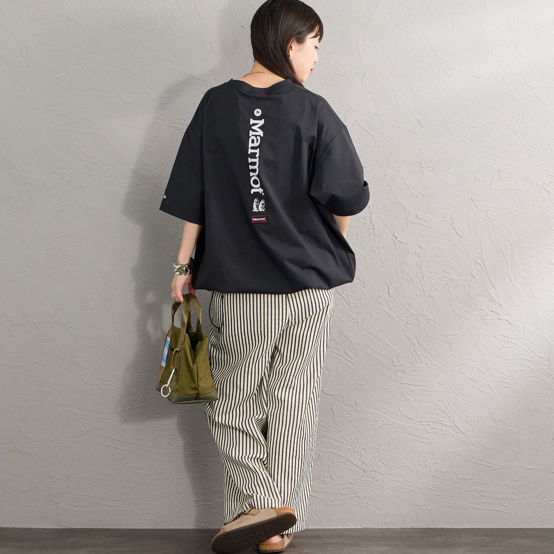 Marmot [マーモット] 別注 ドローコード付き バーティカルロゴ バックプリントTシャツ [MTSS26MST369IN-JF] BLACK &&モデル身長：150cm 着用サイズ：S&&