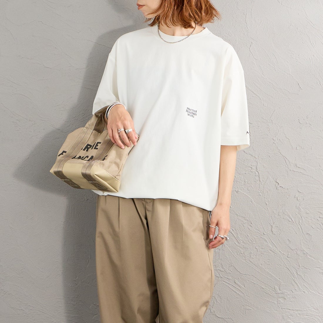 Marmot [マーモット] 別注 ドローコード付き バーティカルロゴ バックプリントTシャツ [MTSS26MST369IN-JF] WHITE &&モデル身長：158cm 着用サイズ：S&&