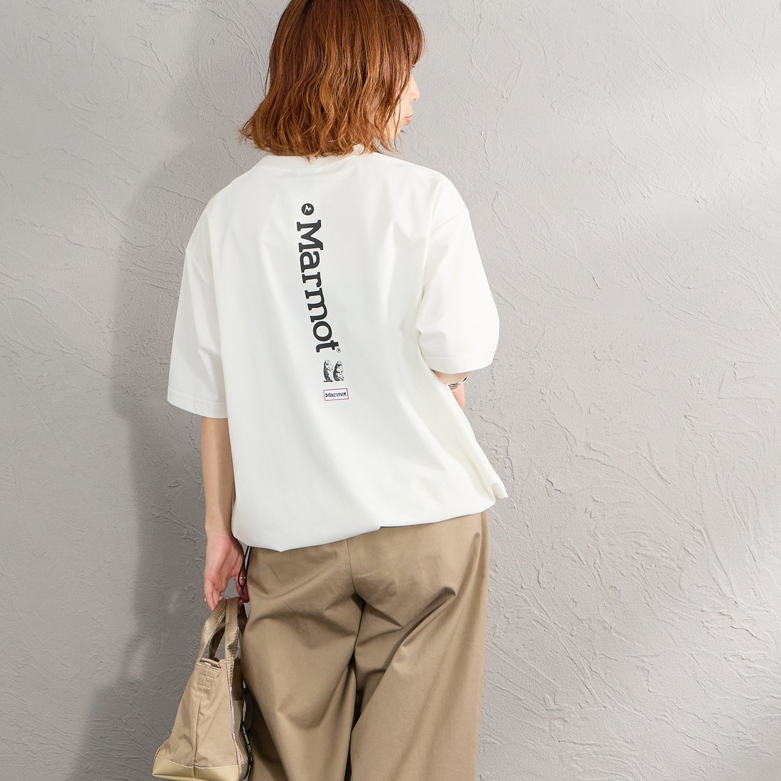 Marmot [マーモット] 別注 ドローコード付き バーティカルロゴ バックプリントTシャツ [MTSS26MST369IN-JF] WHITE &&モデル身長：158cm 着用サイズ：S&&