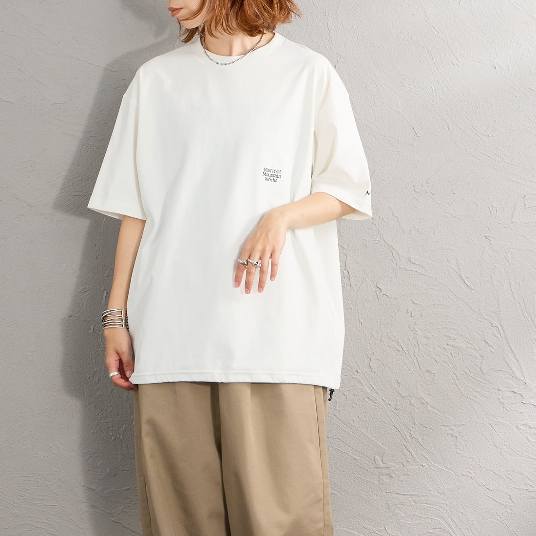 Marmot [マーモット] 別注 ドローコード付き バーティカルロゴ バックプリントTシャツ [MTSS26MST369IN-JF] WHITE &&モデル身長：158cm 着用サイズ：S&&
