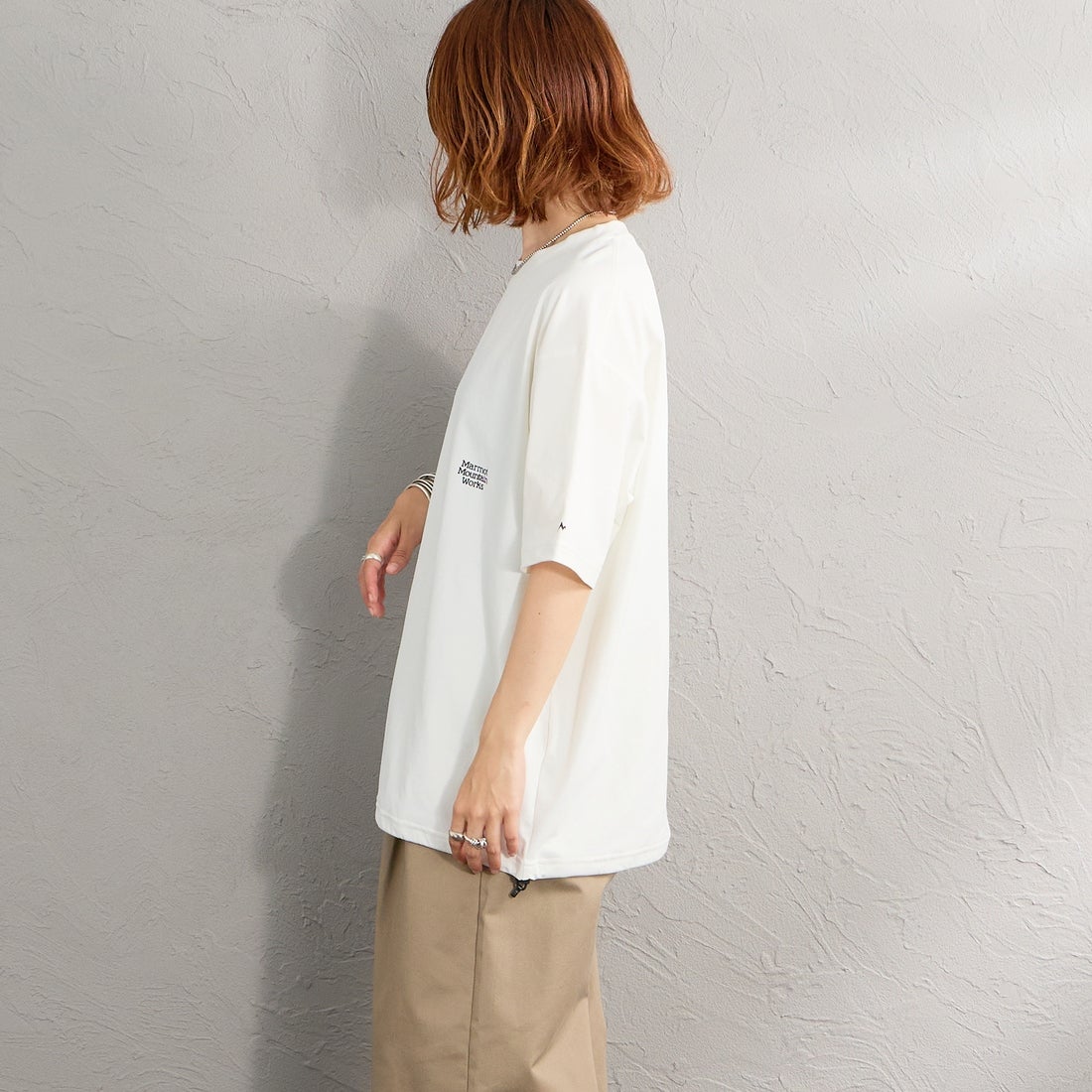 Marmot [マーモット] 別注 ドローコード付き バーティカルロゴ バックプリントTシャツ [MTSS26MST369IN-JF] WHITE &&モデル身長：158cm 着用サイズ：S&&