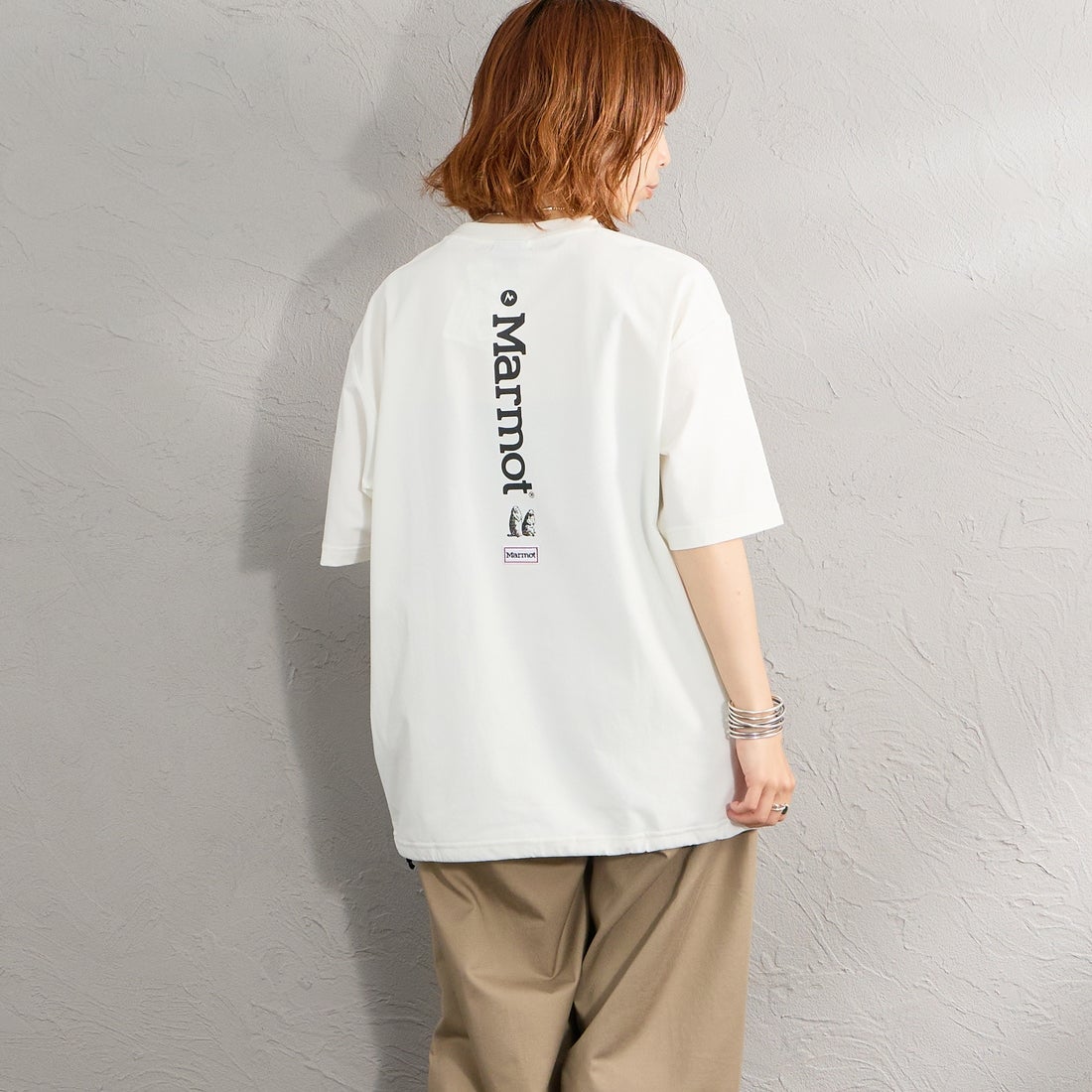 Marmot [マーモット] 別注 ドローコード付き バーティカルロゴ バックプリントTシャツ [MTSS26MST369IN-JF] WHITE &&モデル身長：158cm 着用サイズ：S&&