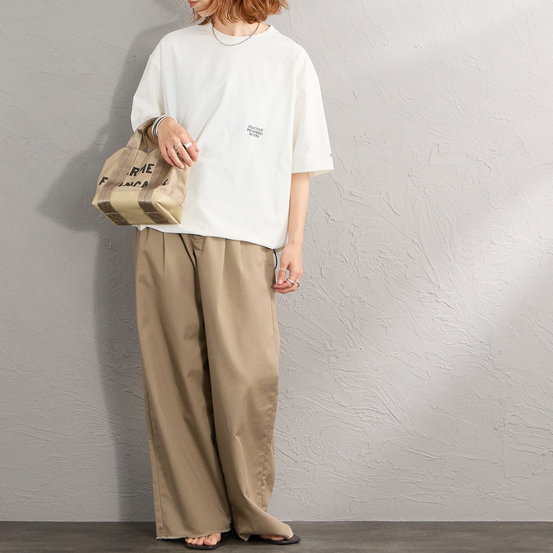 Marmot [マーモット] 別注 ドローコード付き バーティカルロゴ バックプリントTシャツ [MTSS26MST369IN-JF] WHITE &&モデル身長：158cm 着用サイズ：S&&