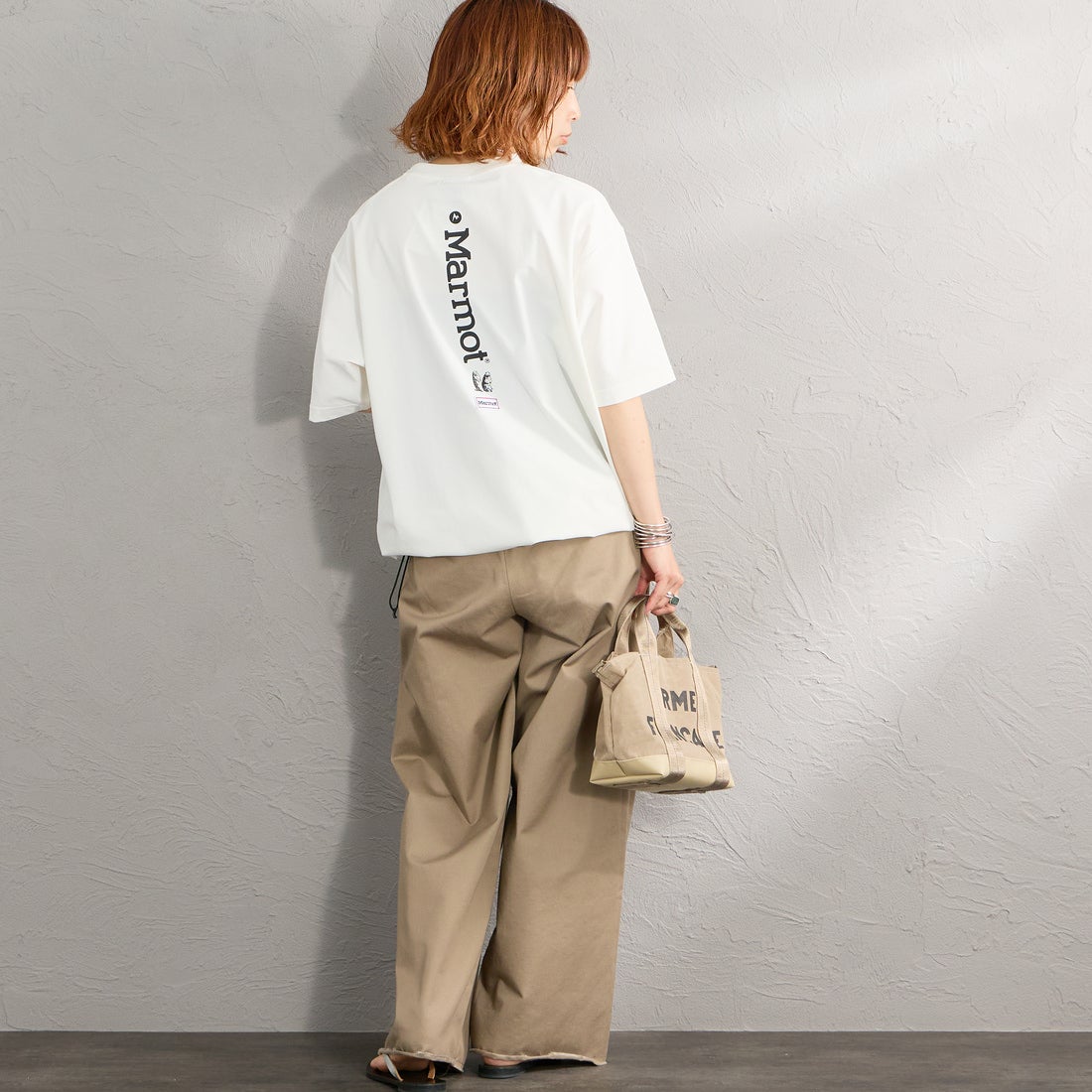 Marmot [マーモット] 別注 ドローコード付き バーティカルロゴ バックプリントTシャツ [MTSS26MST369IN-JF] WHITE &&モデル身長：158cm 着用サイズ：S&&
