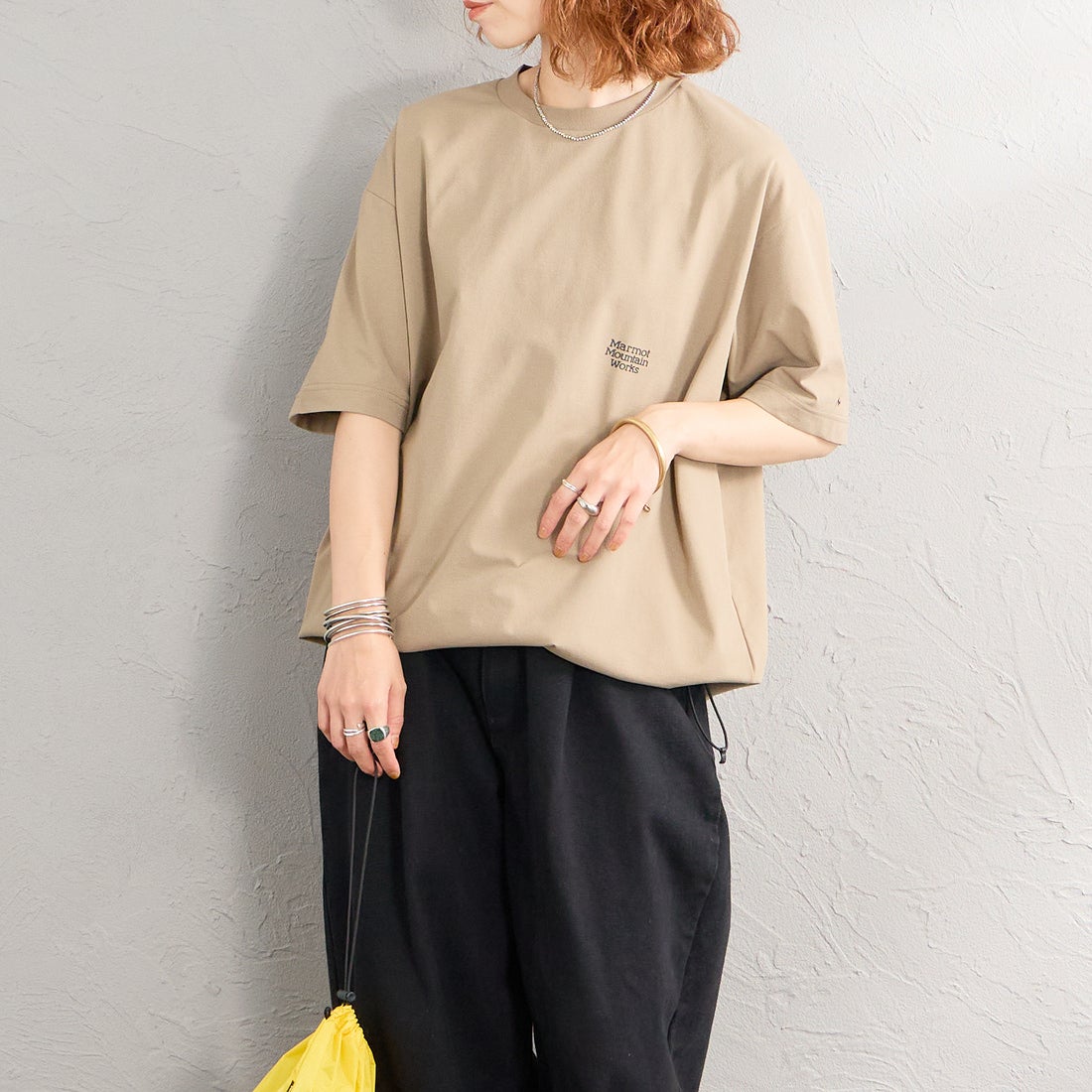 Marmot [マーモット] 別注 ドローコード付き バーティカルロゴ バックプリントTシャツ [MTSS26MST369IN-JF] D.BEIGE &&モデル身長：158cm 着用サイズ：S&&