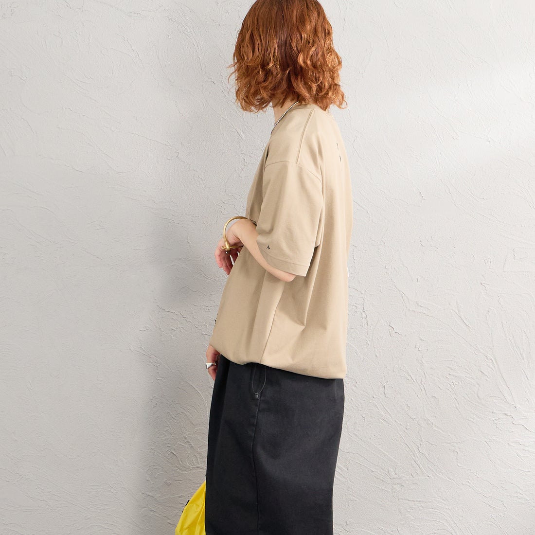 Marmot [マーモット] 別注 ドローコード付き バーティカルロゴ バックプリントTシャツ [MTSS26MST369IN-JF] D.BEIGE &&モデル身長：158cm 着用サイズ：S&&