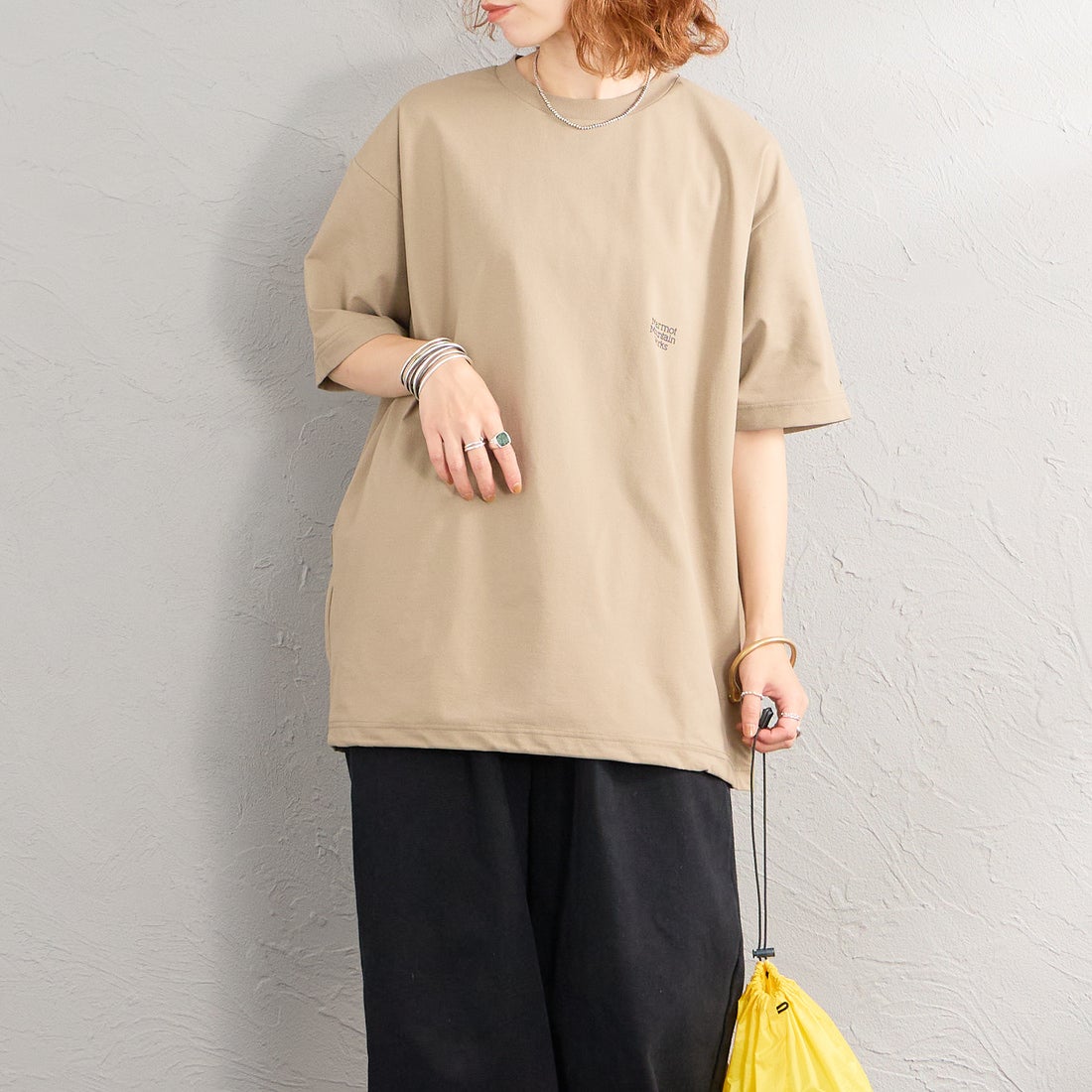 Marmot [マーモット] 別注 ドローコード付き バーティカルロゴ バックプリントTシャツ [MTSS26MST369IN-JF] D.BEIGE &&モデル身長：158cm 着用サイズ：S&&