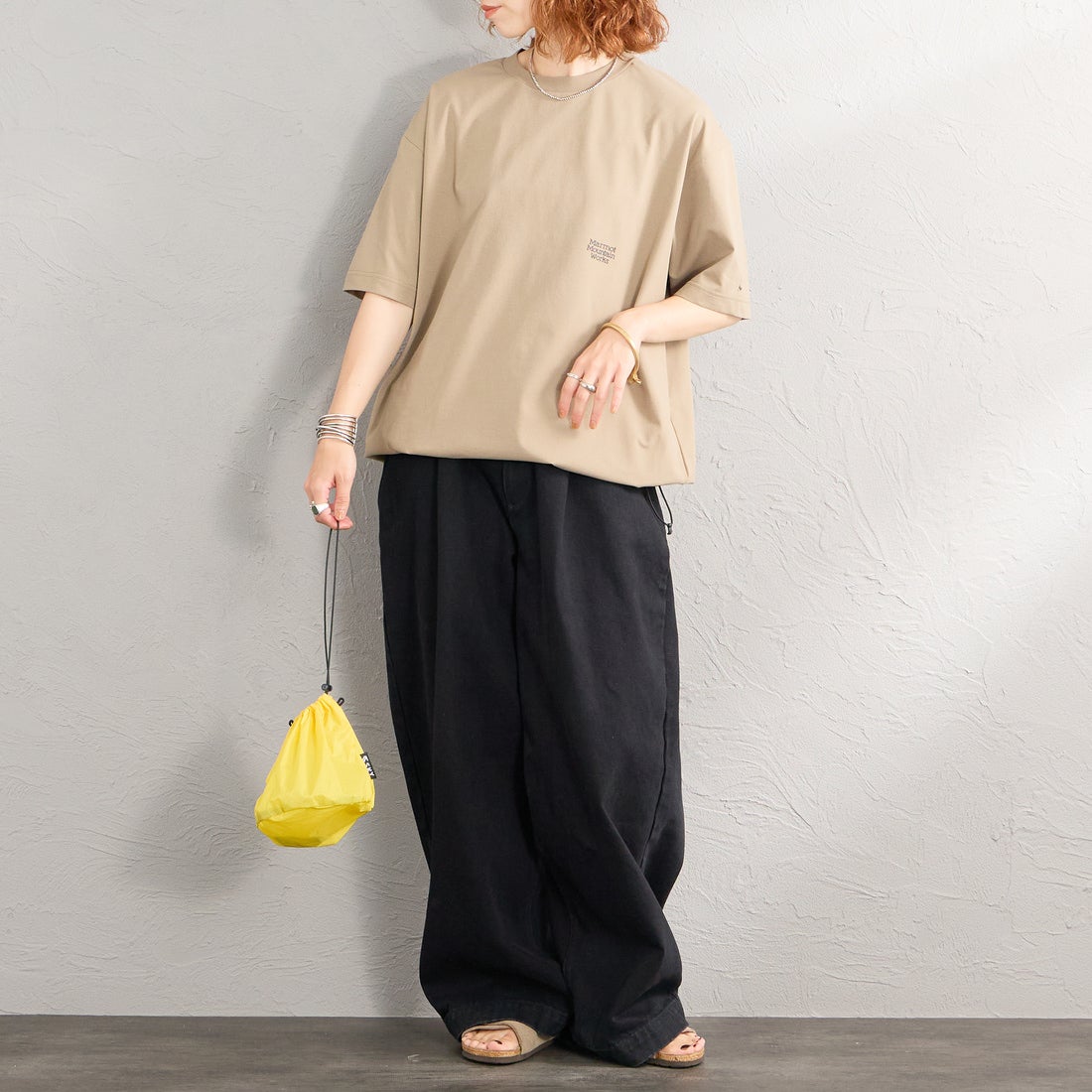 Marmot [マーモット] 別注 ドローコード付き バーティカルロゴ バックプリントTシャツ [MTSS26MST369IN-JF] D.BEIGE &&モデル身長：158cm 着用サイズ：S&&