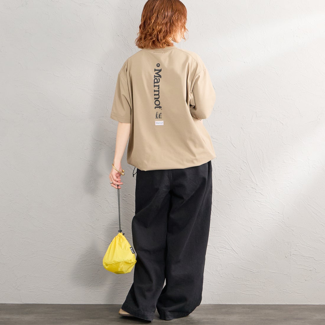 Marmot [マーモット] 別注 ドローコード付き バーティカルロゴ バックプリントTシャツ [MTSS26MST369IN-JF] D.BEIGE &&モデル身長：158cm 着用サイズ：S&&
